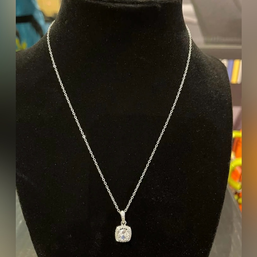 GORGEOUS NECKLACE AND EARRINGS SET - Picture 2 of 4